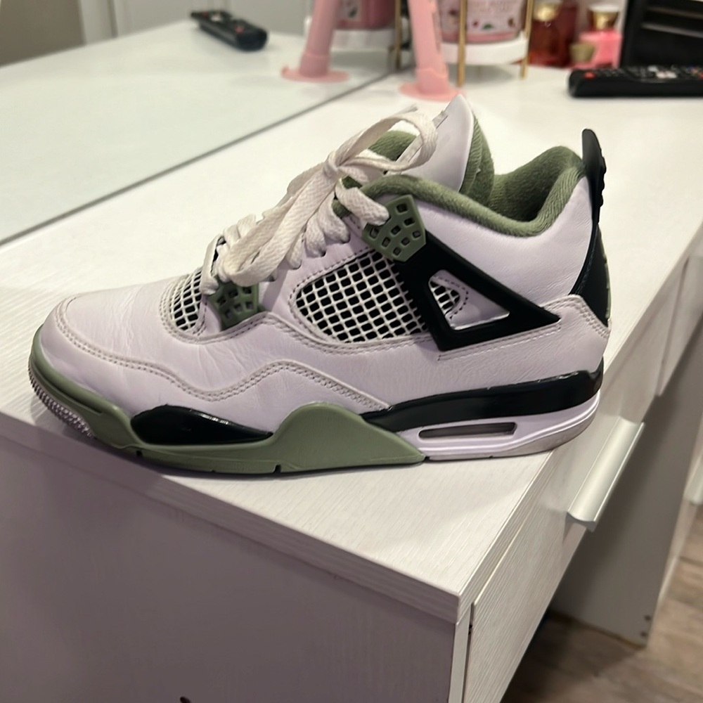 Retro 4, women’s size 7,